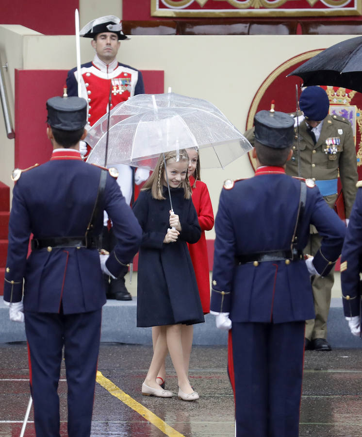 La Princesa de Asturias y la infanta Leonor, durante el acto central del Día de la Fiesta Nacional.