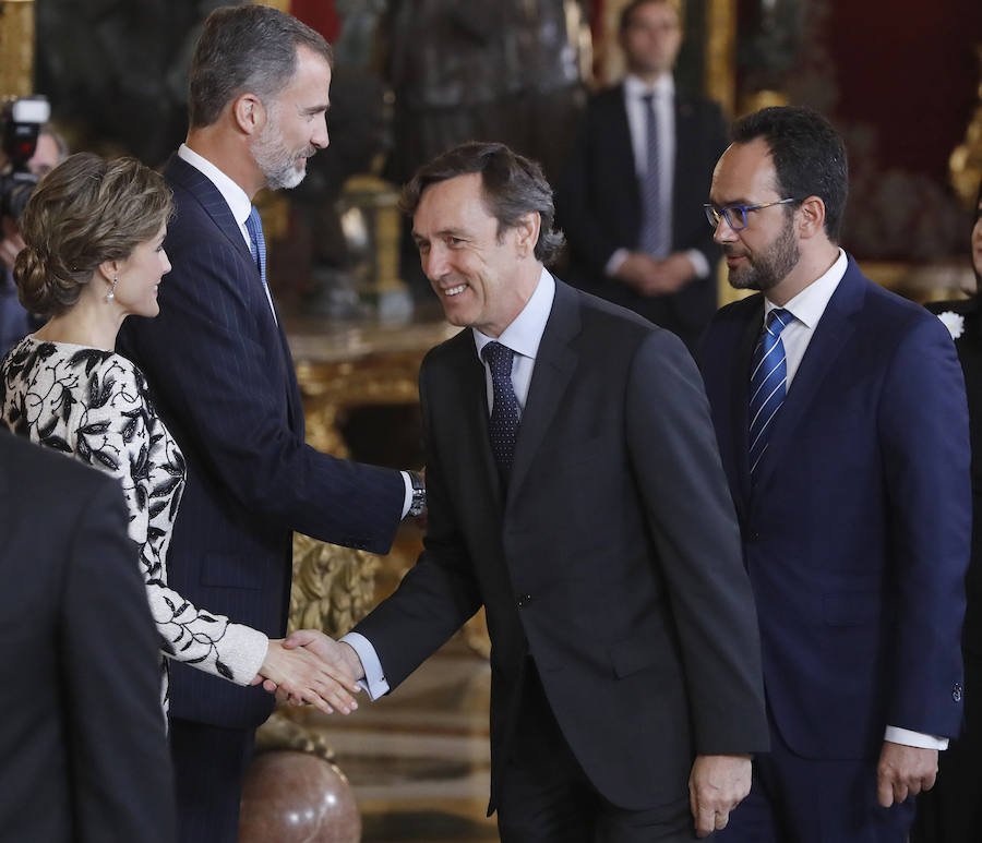 Los Reyes saludan a los portavoces parlamentarios del PP, Rafael Hernando y PSOE, Antonio Hernando.