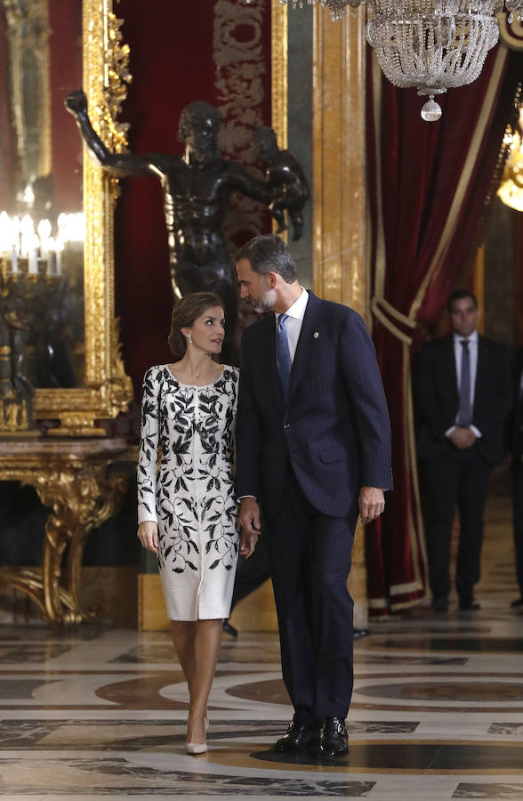 Los Reyes durante la tradicional recepción ofrecida hoy en el Palacio Real con motivo del Día de la Fiesta Nacional.