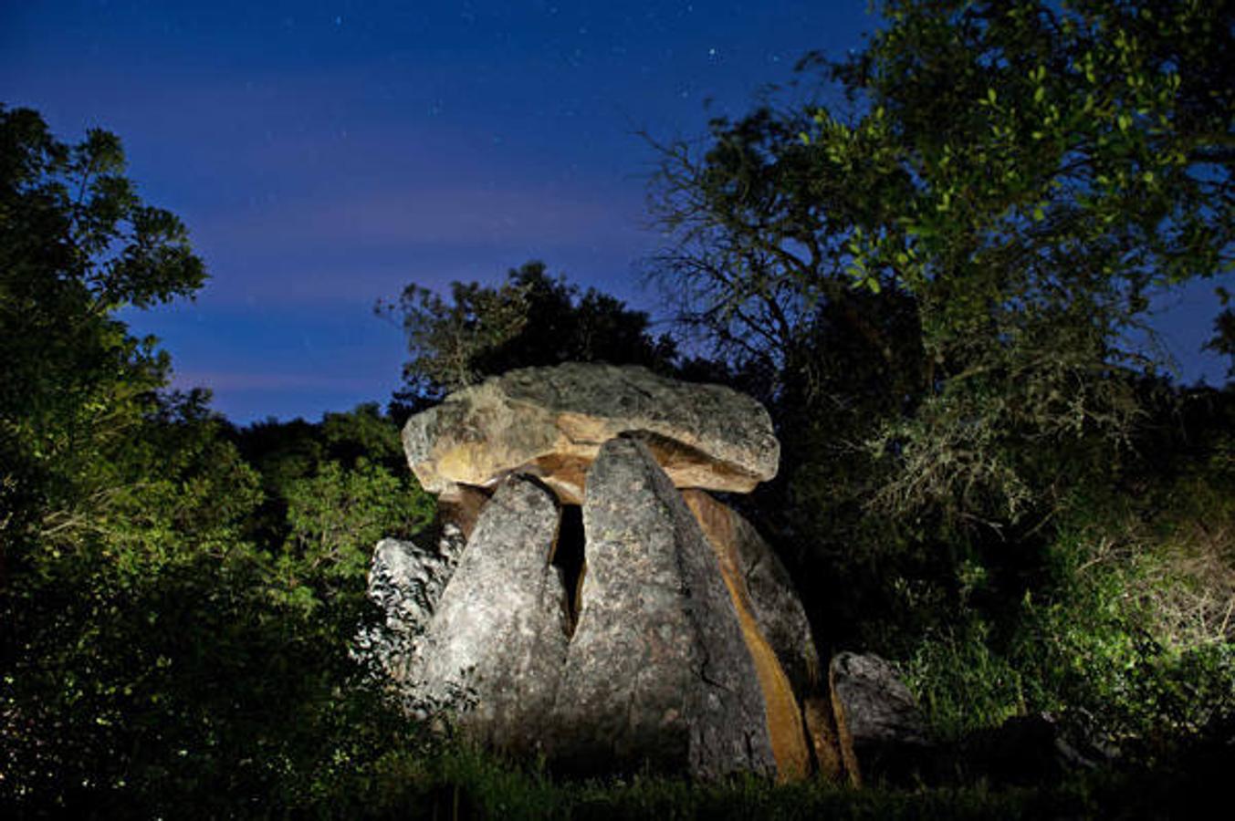 Imagen nocturna del dolmen del Revellao