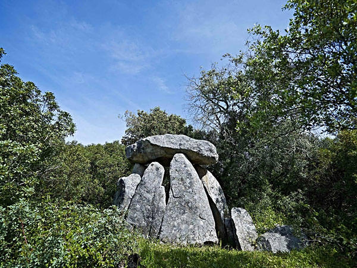 Dolmen de revellao. Entre Valverde de Leganés y Torre de Miguel Sesmero