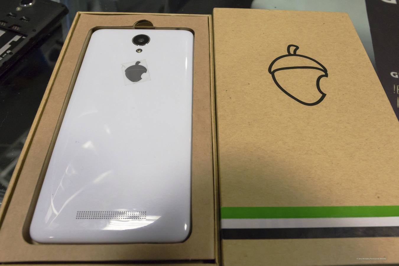 Lunes, 17 de octubre: Consumo abre una inspección de oficio para investigar el 'móvil extremeño' de la empresa Zetta. Fotografías: HOY