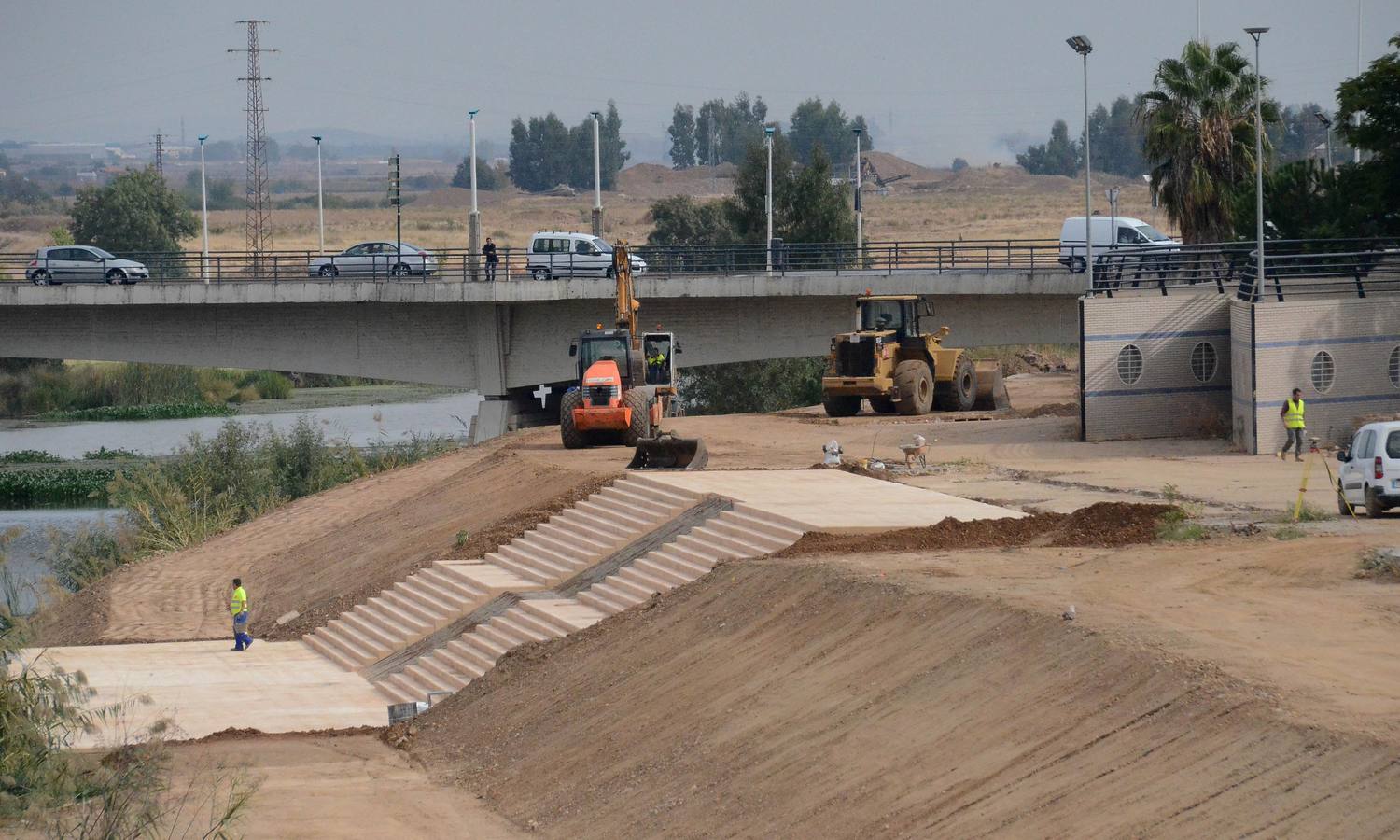 Martes, 18 de octubre: Tras más de un año paradas se reanudan las obras del colector bajo el Puente de Palmas que se espera que terminen a finales de año. Fotografías: Casimiro Moreno.