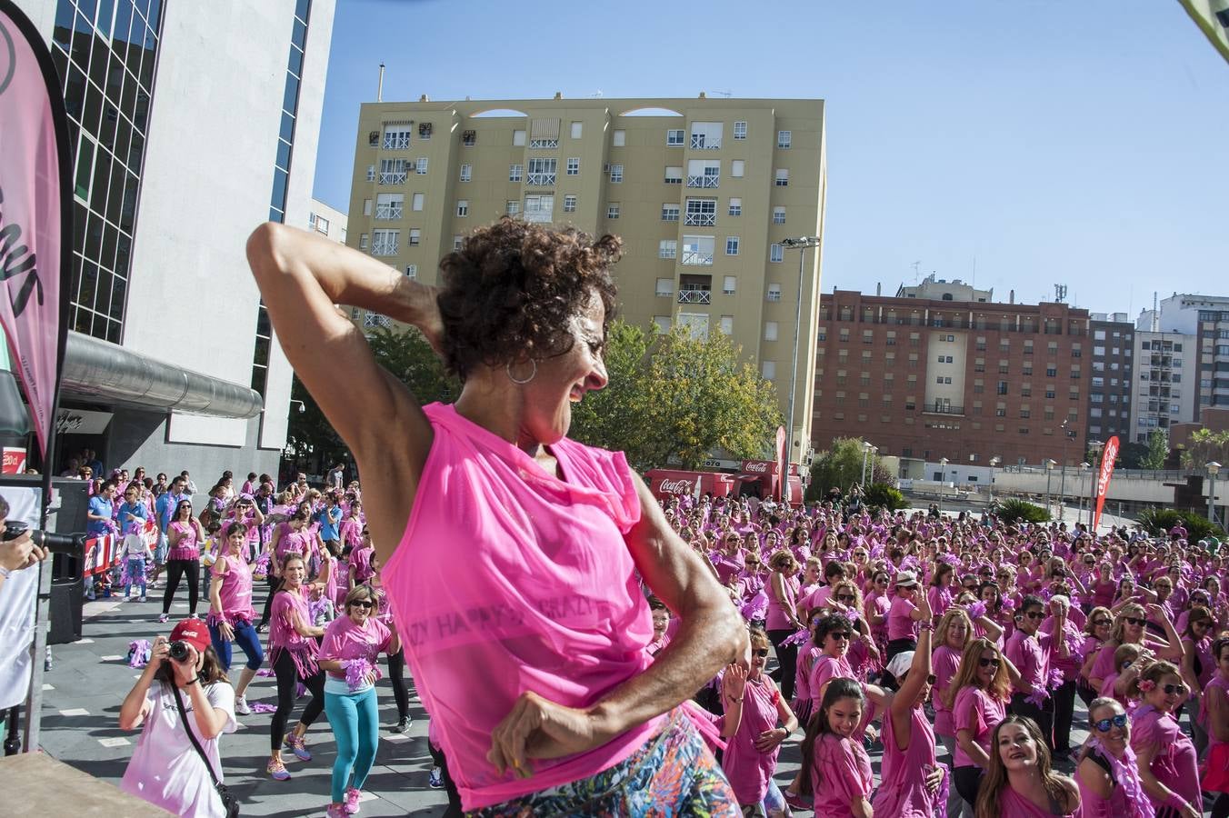 Miércoles, 19 de octubre. Octubre es el mes dedicado a los actos a favor de la lucha contra el cáncer de mama y el día 19 la fecha más destacada a nivel mundial. En estos días multitud de actos teñidos de color rosa se han celebrado en diferentes países. Fotografías: Agencias/HOY