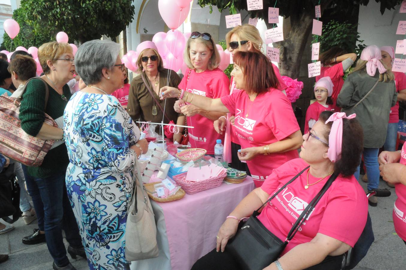 Miércoles, 19 de octubre. Octubre es el mes dedicado a los actos a favor de la lucha contra el cáncer de mama y el día 19 la fecha más destacada a nivel mundial. En estos días multitud de actos teñidos de color rosa se han celebrado en diferentes países. Fotografías: Agencias/HOY