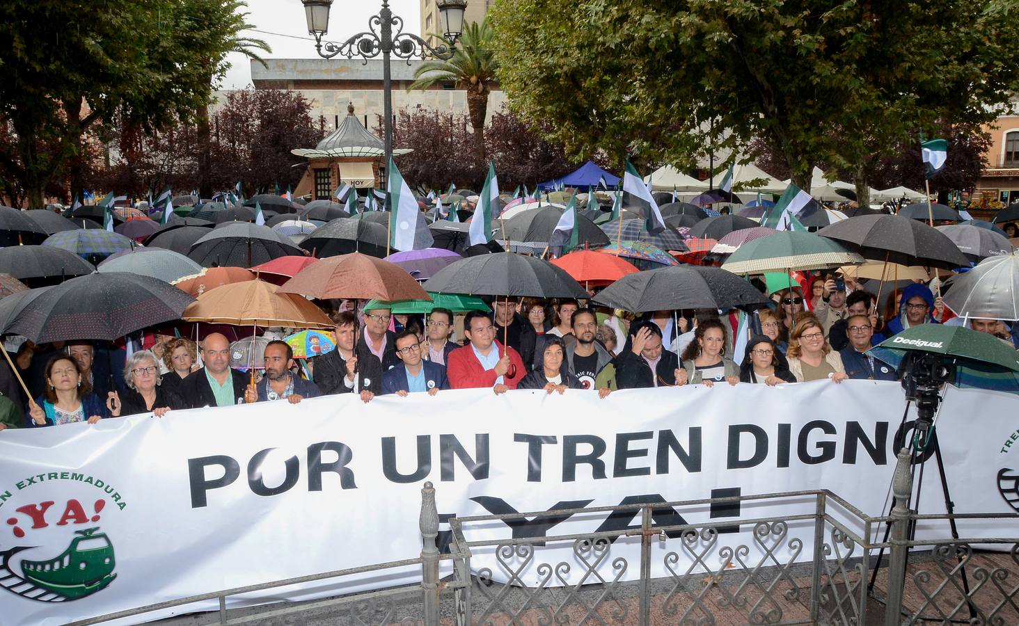 Sábado, 22 de octubre: Más de 2000 personas reclamaron en las calles de Badajoz un tren digno para Extremadura. Fotografías: Casimiro Moreno