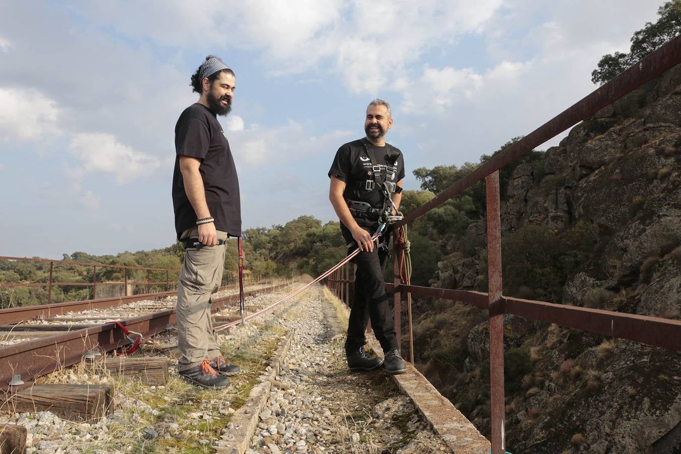 Viernes, 21 de octubre: El ilusionista y escapista placentino Víctor Cerro ensaya un número de magia extrema. Fotografías: Andy Solé.
