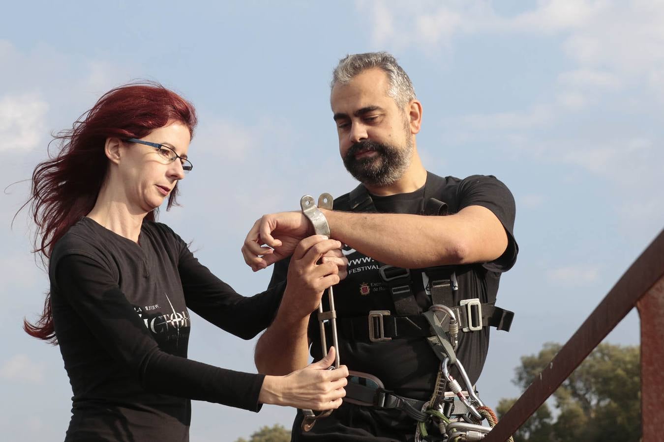 Viernes, 21 de octubre: El ilusionista y escapista placentino Víctor Cerro ensaya un número de magia extrema. Fotografías: Andy Solé.