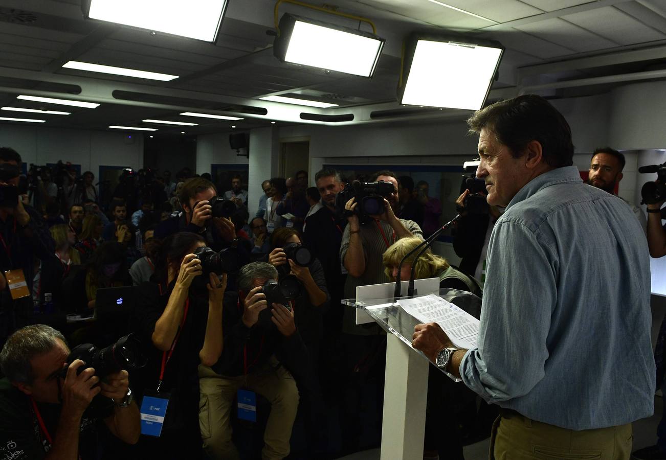 Domingo, 23 de octubre. La gestora del PSOE, con Javier Fernández al frente, acuerda abstenerse en la segunda votación de investidura de Mariano Rajoy, lo que supondría el fin al bloqueo en la formación de Gobierno. Fotografías: Agencias.