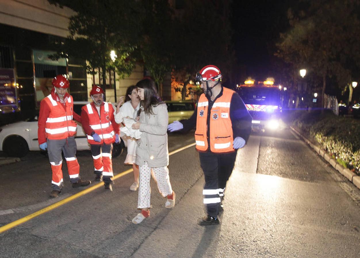 Un muerto y 13 heridos por la explosión en un edificio del centro de Cáceres