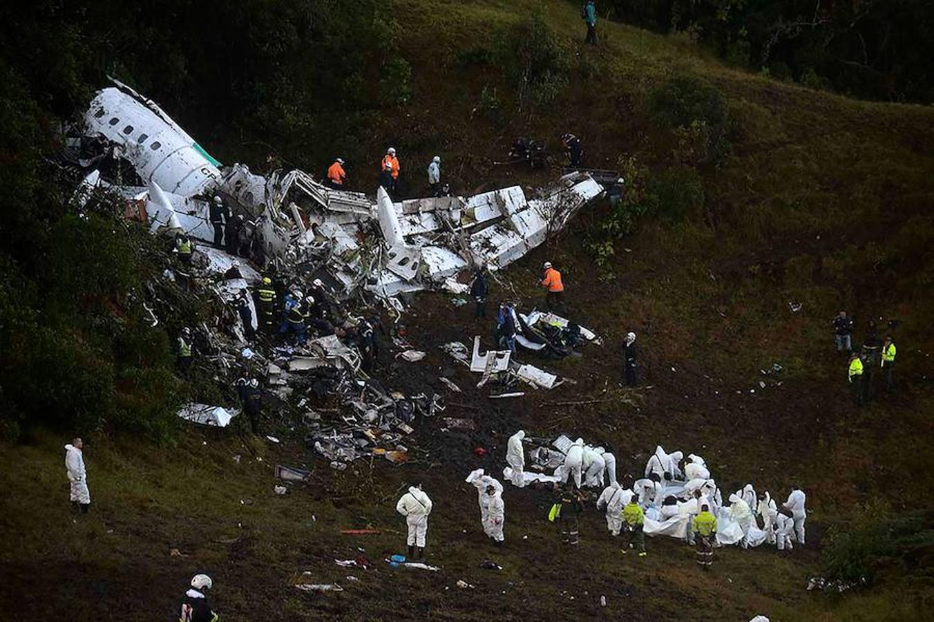 Martes, 29 de diciembre: El equipo brasileño de fútbol, el Chapecoense, que iba a jugar la final de la Copa de Sudamérica 2016, sufrió un accidente aéreo a su llegada a Colombia que le costó la vida a 76 de los 81 tripulantes del avión. Fotografía: Agencias