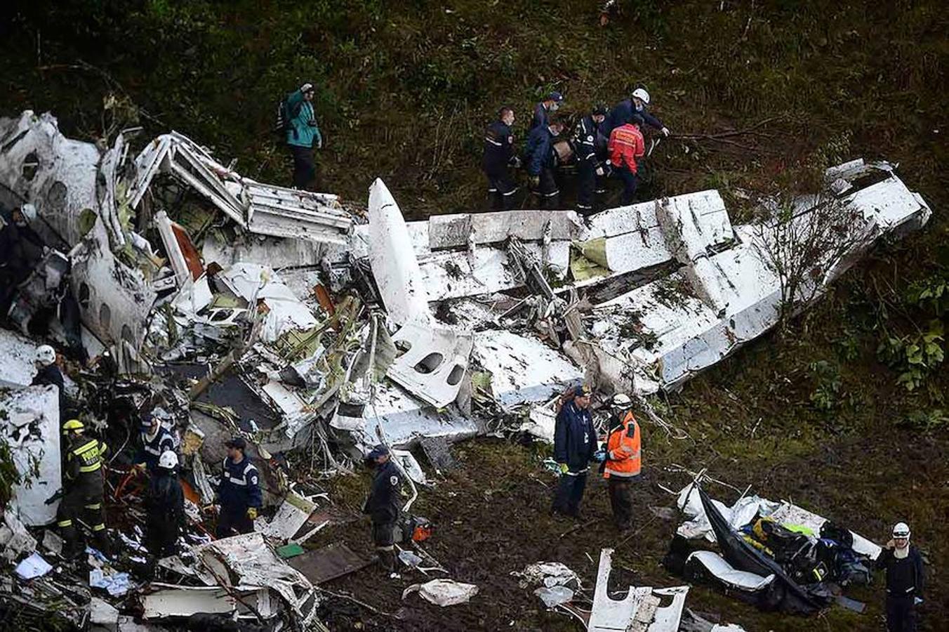 Martes, 29 de diciembre: El equipo brasileño de fútbol, el Chapecoense, que iba a jugar la final de la Copa de Sudamérica 2016, sufrió un accidente aéreo a su llegada a Colombia que le costó la vida a 76 de los 81 tripulantes del avión. Fotografía: Agencias