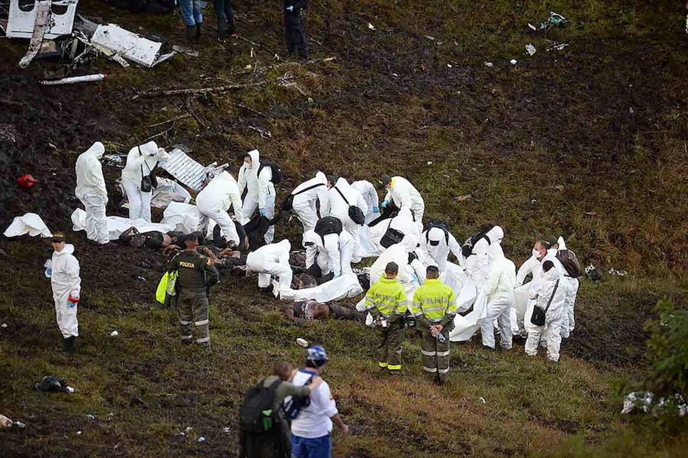 Martes, 29 de diciembre: El equipo brasileño de fútbol, el Chapecoense, que iba a jugar la final de la Copa de Sudamérica 2016, sufrió un accidente aéreo a su llegada a Colombia que le costó la vida a 76 de los 81 tripulantes del avión. Fotografía: Agencias