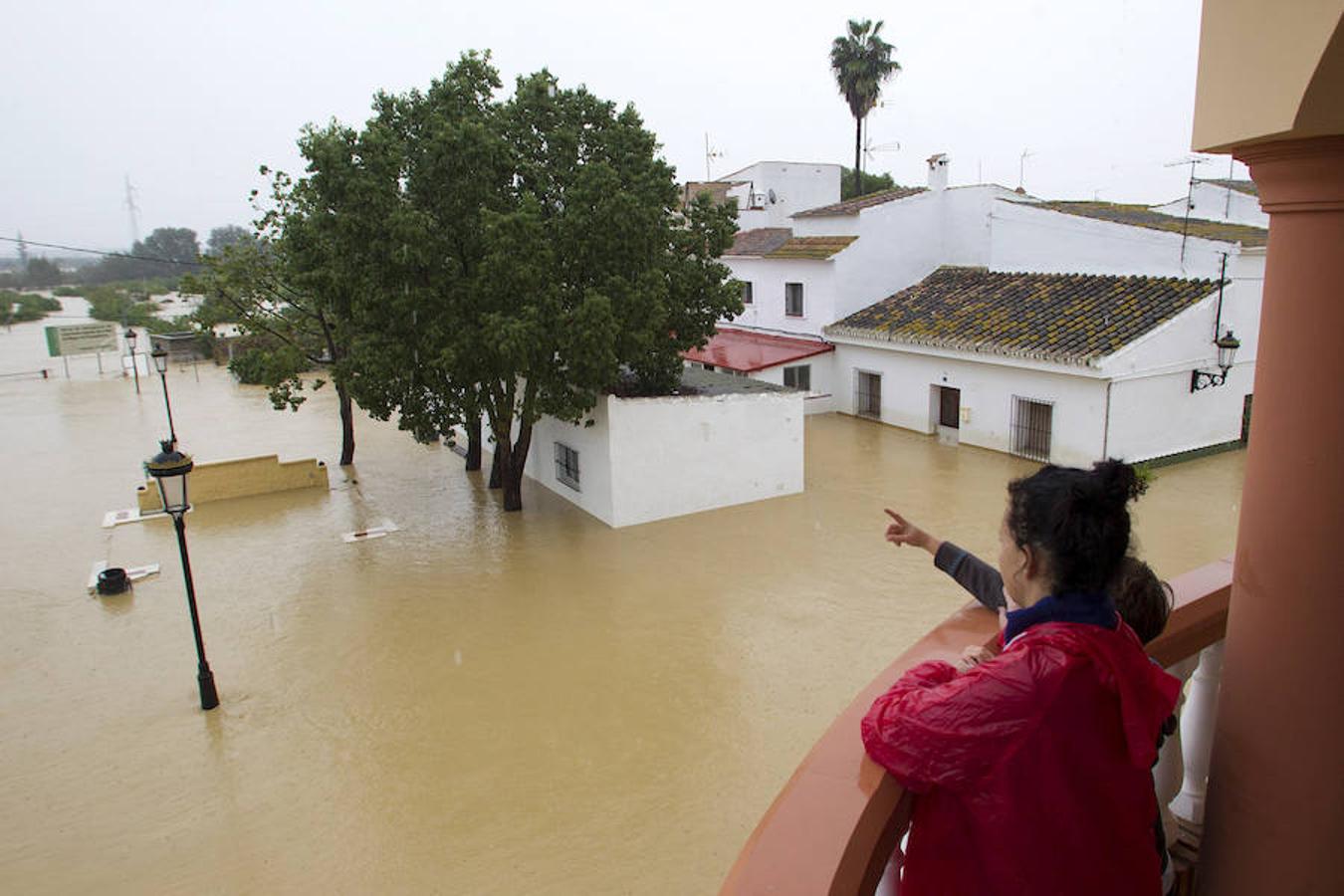 Domingo, 4 de diciembre: Las torrenciales lluvias caídas en Málaga y su provincia anegaron calles e inmuebles y desbordaron río y arroyos, dejando una víctima. Fotografía: agencias