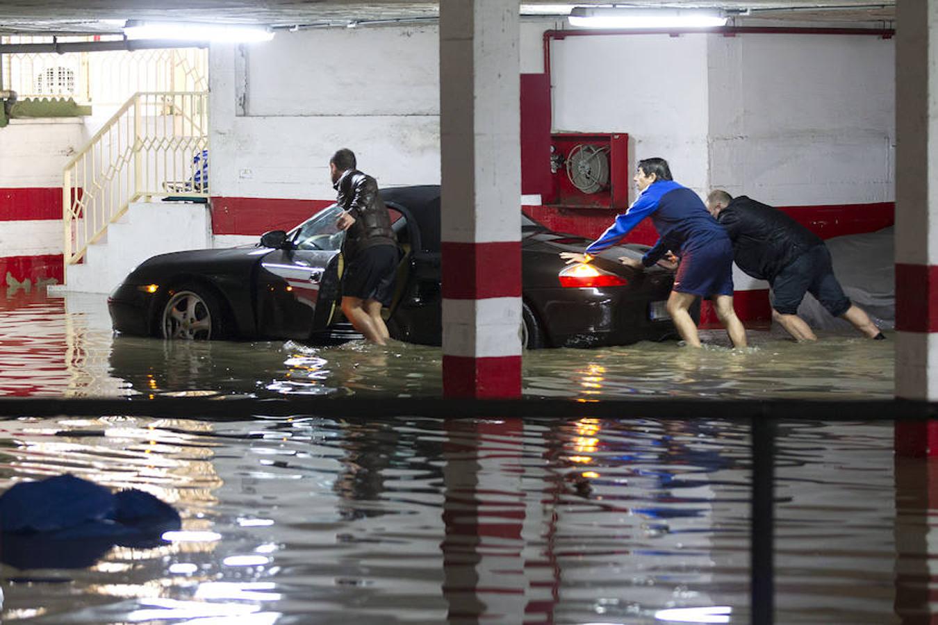 Domingo, 4 de diciembre: Las torrenciales lluvias caídas en Málaga y su provincia anegaron calles e inmuebles y desbordaron río y arroyos, dejando una víctima. Fotografía: agencias