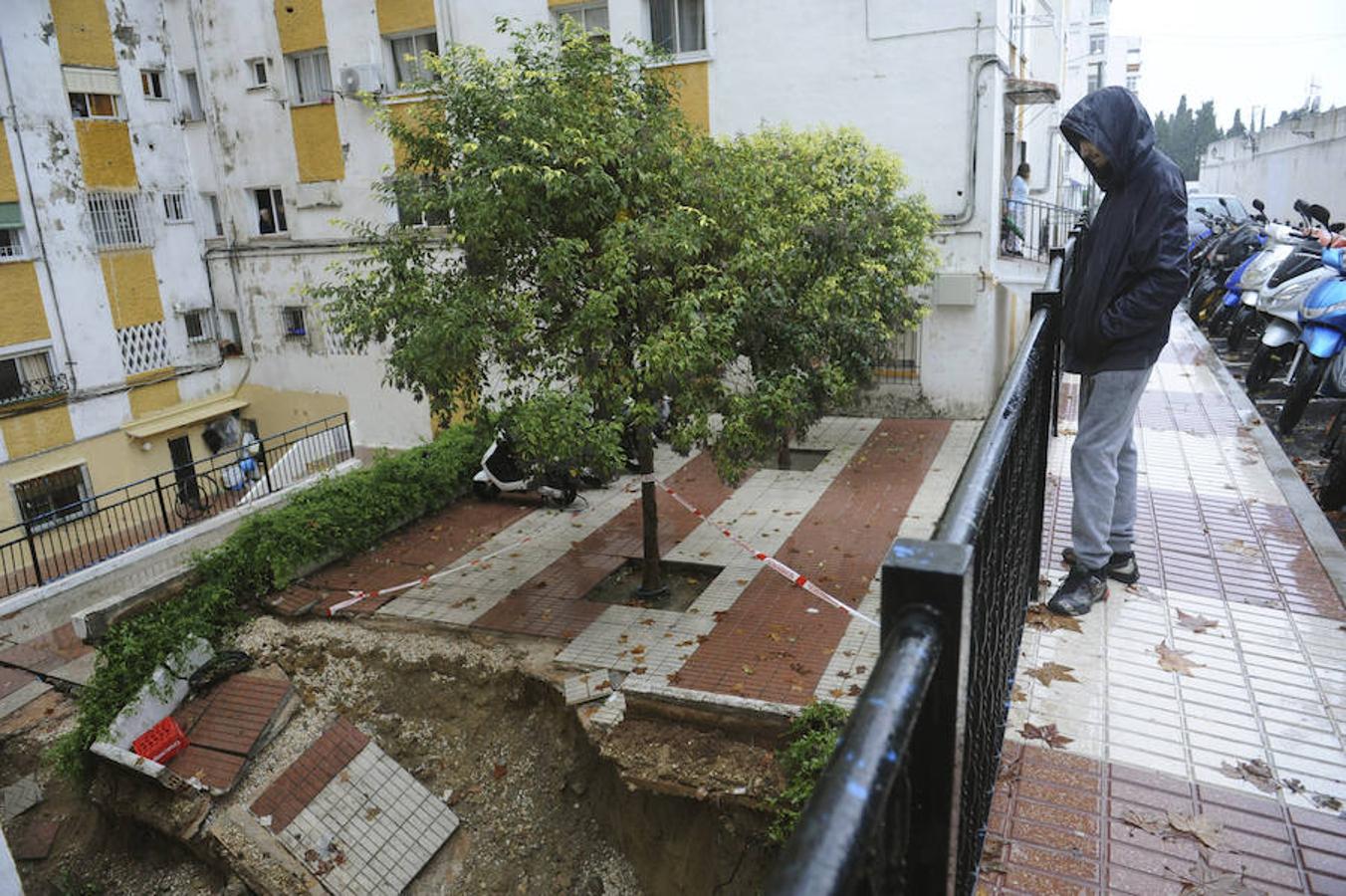 Domingo, 4 de diciembre: Las torrenciales lluvias caídas en Málaga y su provincia anegaron calles e inmuebles y desbordaron río y arroyos, dejando una víctima. Fotografía: agencias