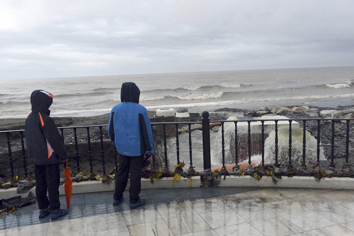 Domingo, 4 de diciembre: Las torrenciales lluvias caídas en Málaga y su provincia anegaron calles e inmuebles y desbordaron río y arroyos, dejando una víctima. Fotografía: agencias