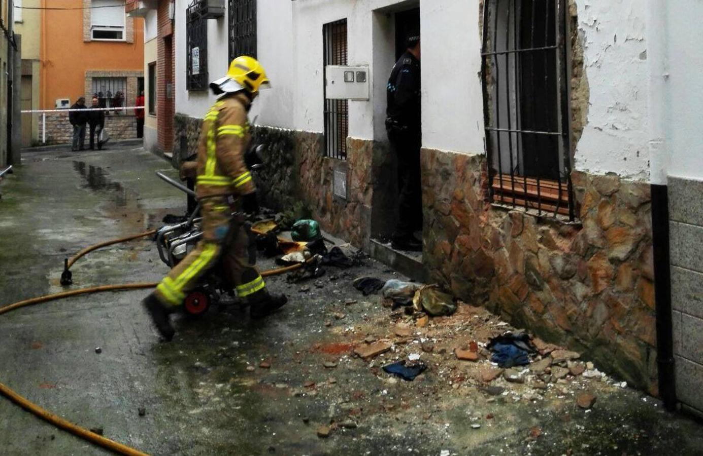 Viernes, 2 de diciembre: Un incendio termina con la vida de un vecino de 64 años en la calle San Pedro en Navalmoral. Fotografía: MAM