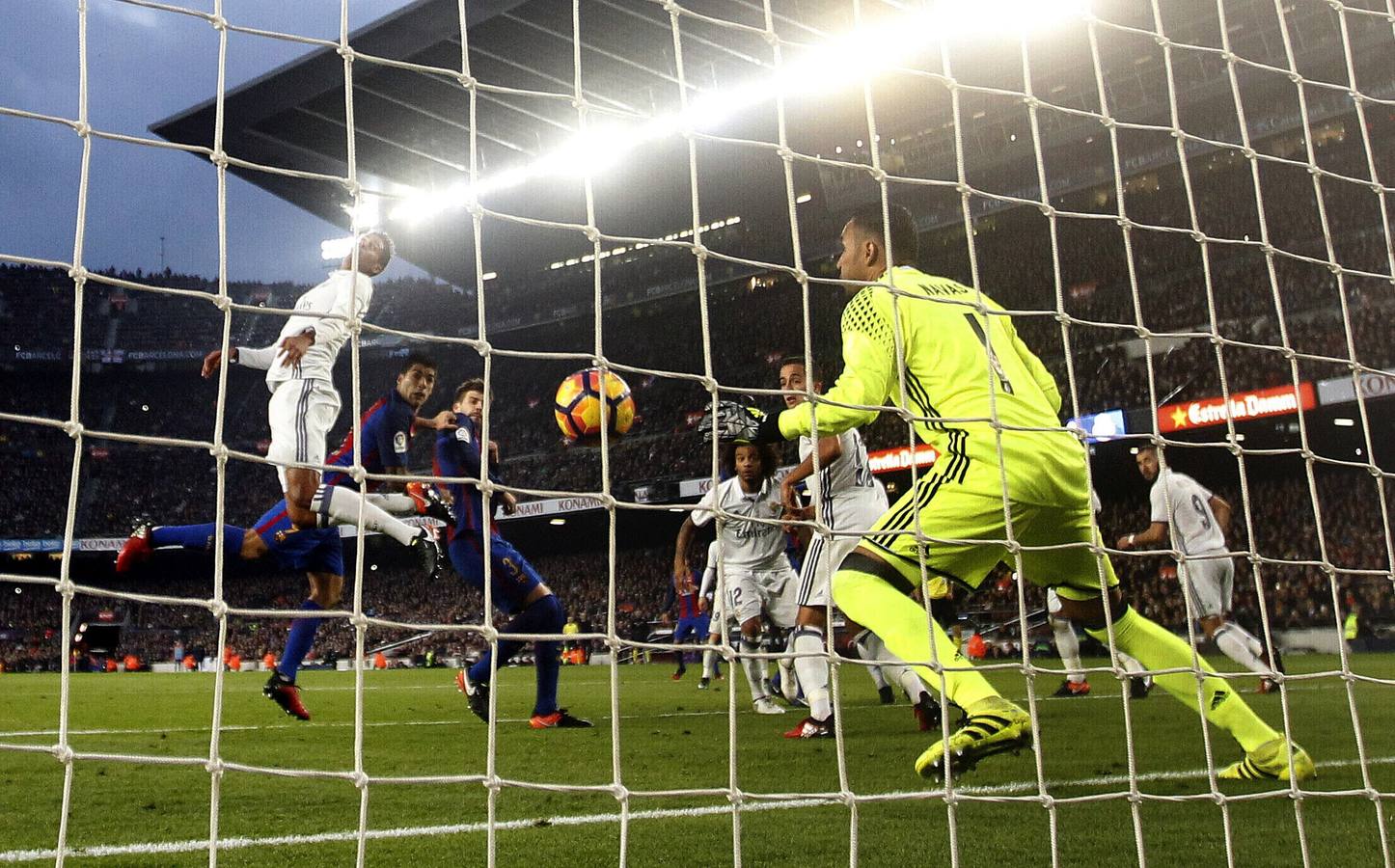 Sábado, 3 de diciembre: El partido de la jornada, el Clásico, El Real Madrid empató a uno en el campo del FC Barcelona. Fotografía Agencias