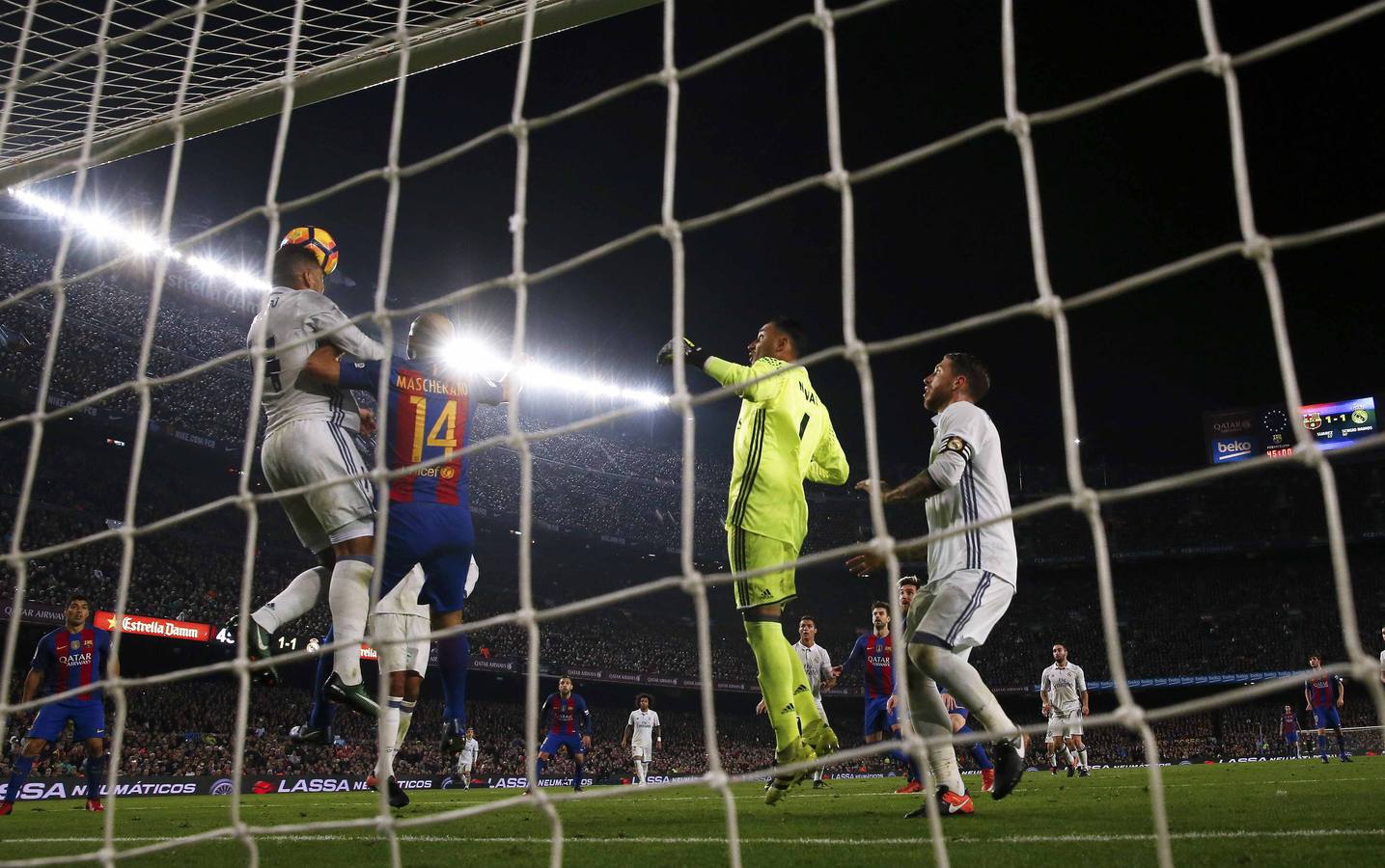 Sábado, 3 de diciembre: El partido de la jornada, el Clásico, El Real Madrid empató a uno en el campo del FC Barcelona. Fotografía Agencias