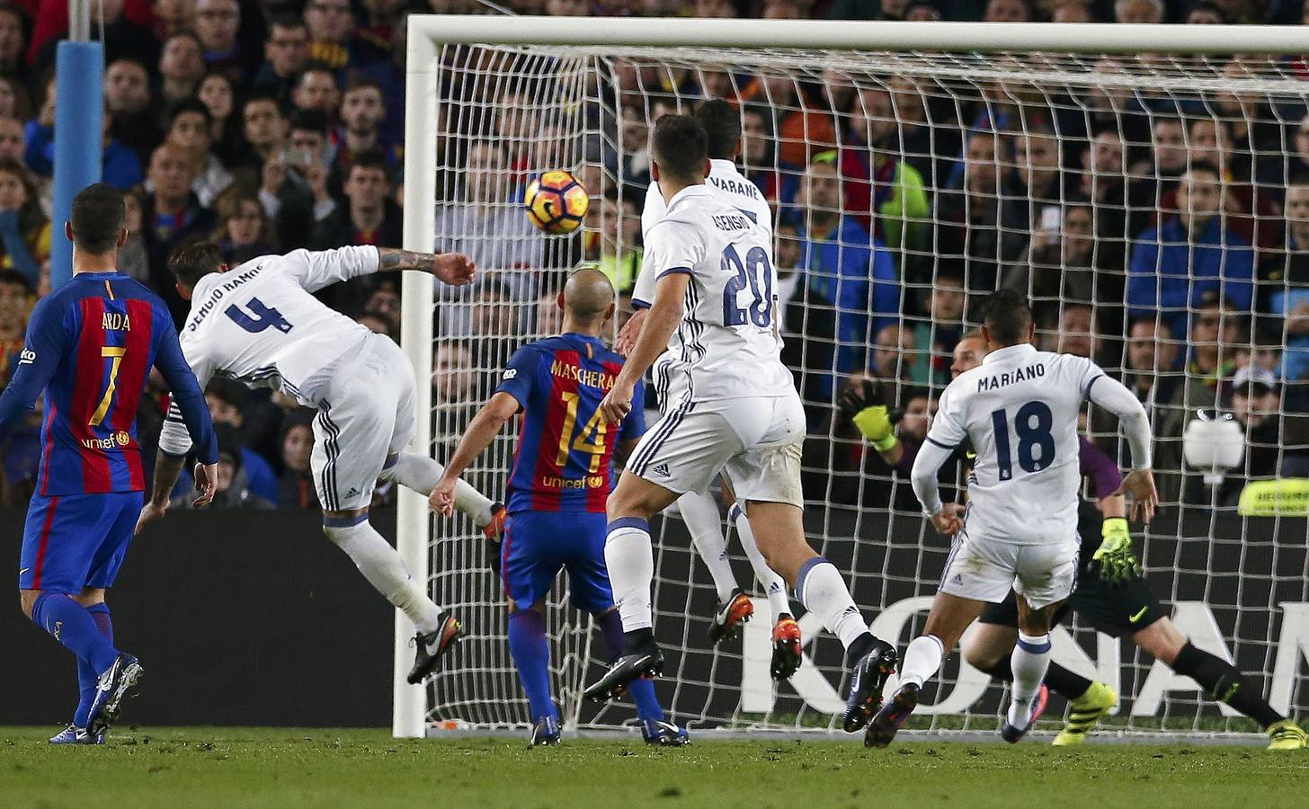 Sábado, 3 de diciembre: El partido de la jornada, el Clásico, El Real Madrid empató a uno en el campo del FC Barcelona. Fotografía Agencias