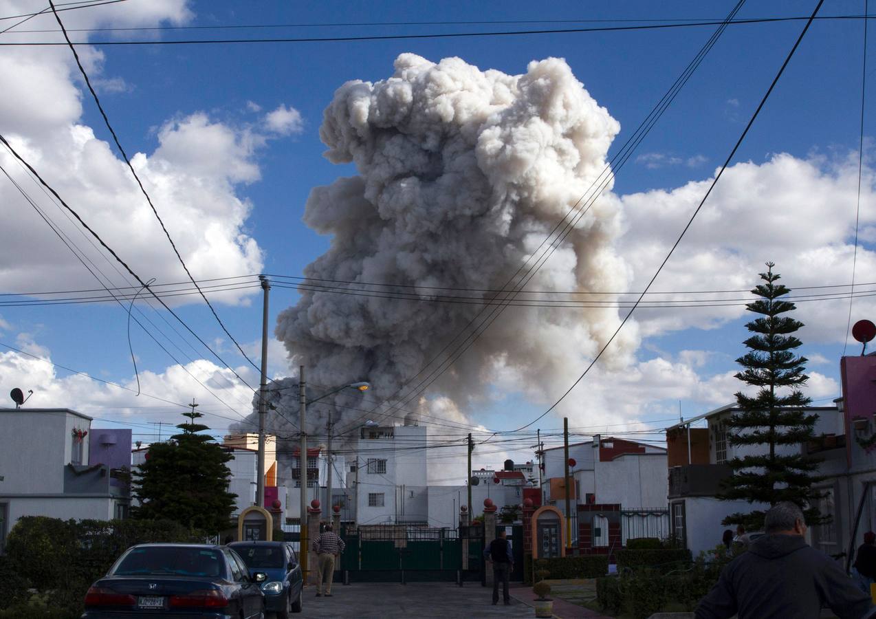 Miércoles, 21 de diciembre: La explosión en cadena en el mayor mercado pirotécnico de América Latina causa 31 muertos, muchos irreconocibles tras el desastre. Fotografías: Agencias