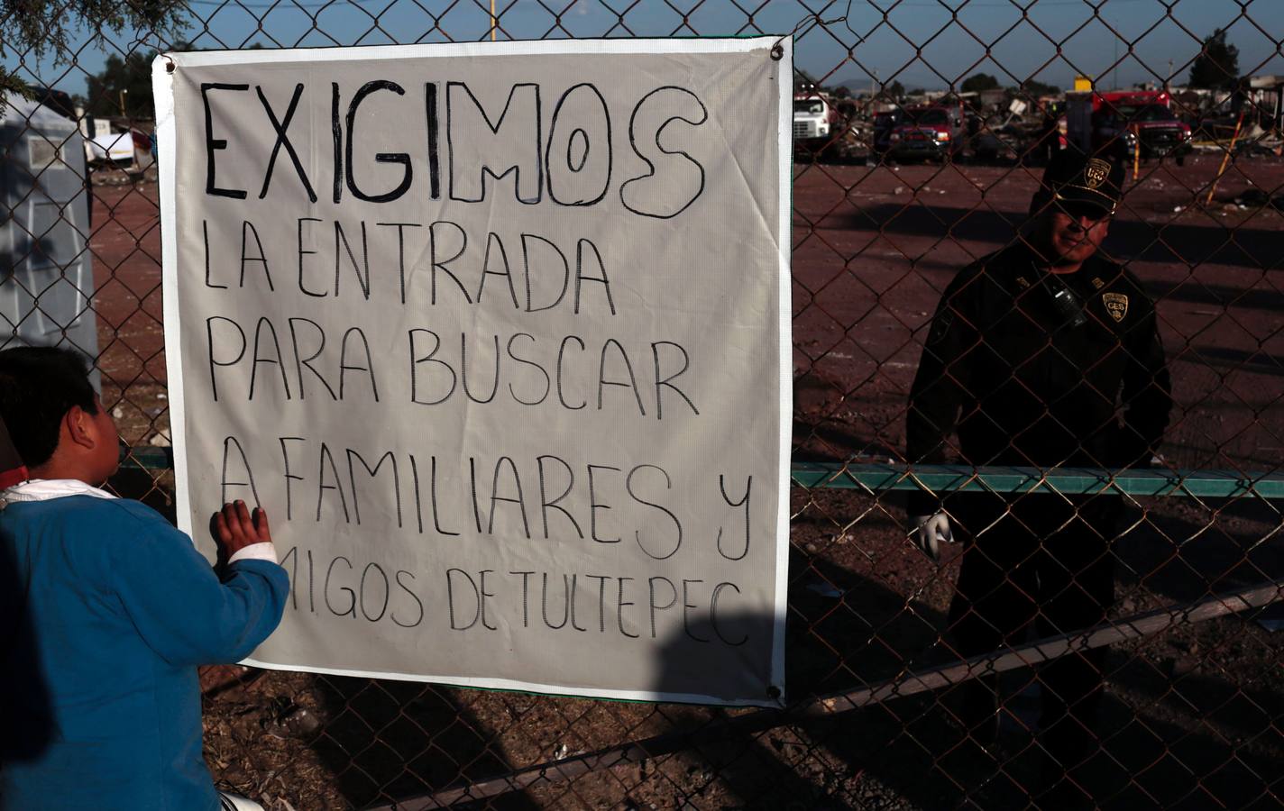 Miércoles, 21 de diciembre: La explosión en cadena en el mayor mercado pirotécnico de América Latina causa 31 muertos, muchos irreconocibles tras el desastre. Fotografías: Agencias