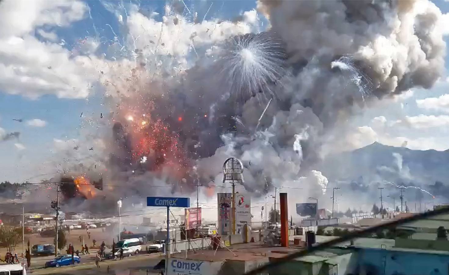 Miércoles, 21 de diciembre: La explosión en cadena en el mayor mercado pirotécnico de América Latina causa 31 muertos, muchos irreconocibles tras el desastre. Fotografías: Agencias