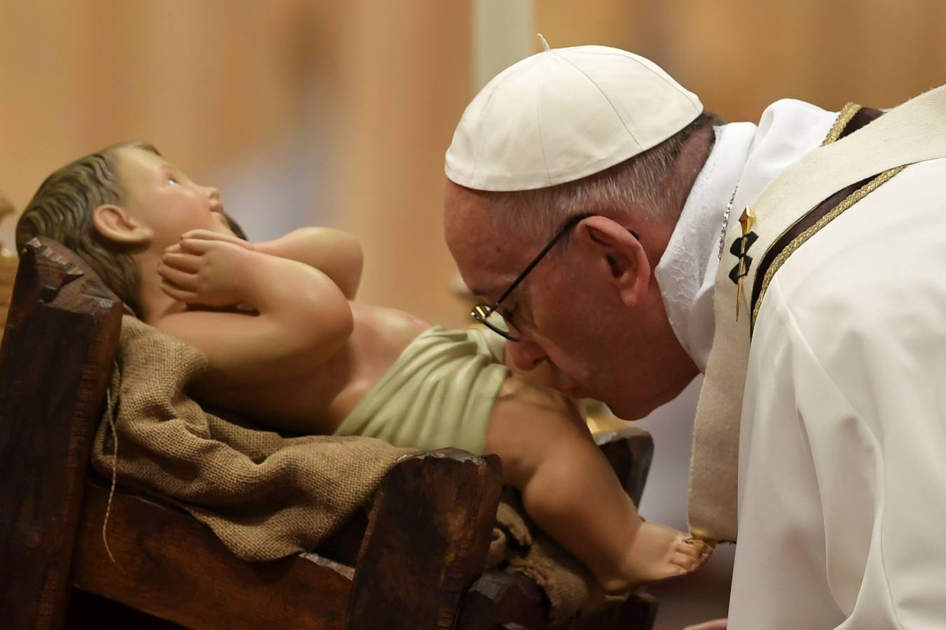 Domingo, 25 de diciembre. El Papa Francisco ofició el tradicional mensaje de Navidad "Urbi et Orbi" a la ciudad y al mundo, el 25 de diciembre de 2016 en la plaza de San Pedro en el Vaticano. Fotografías: Agencias.