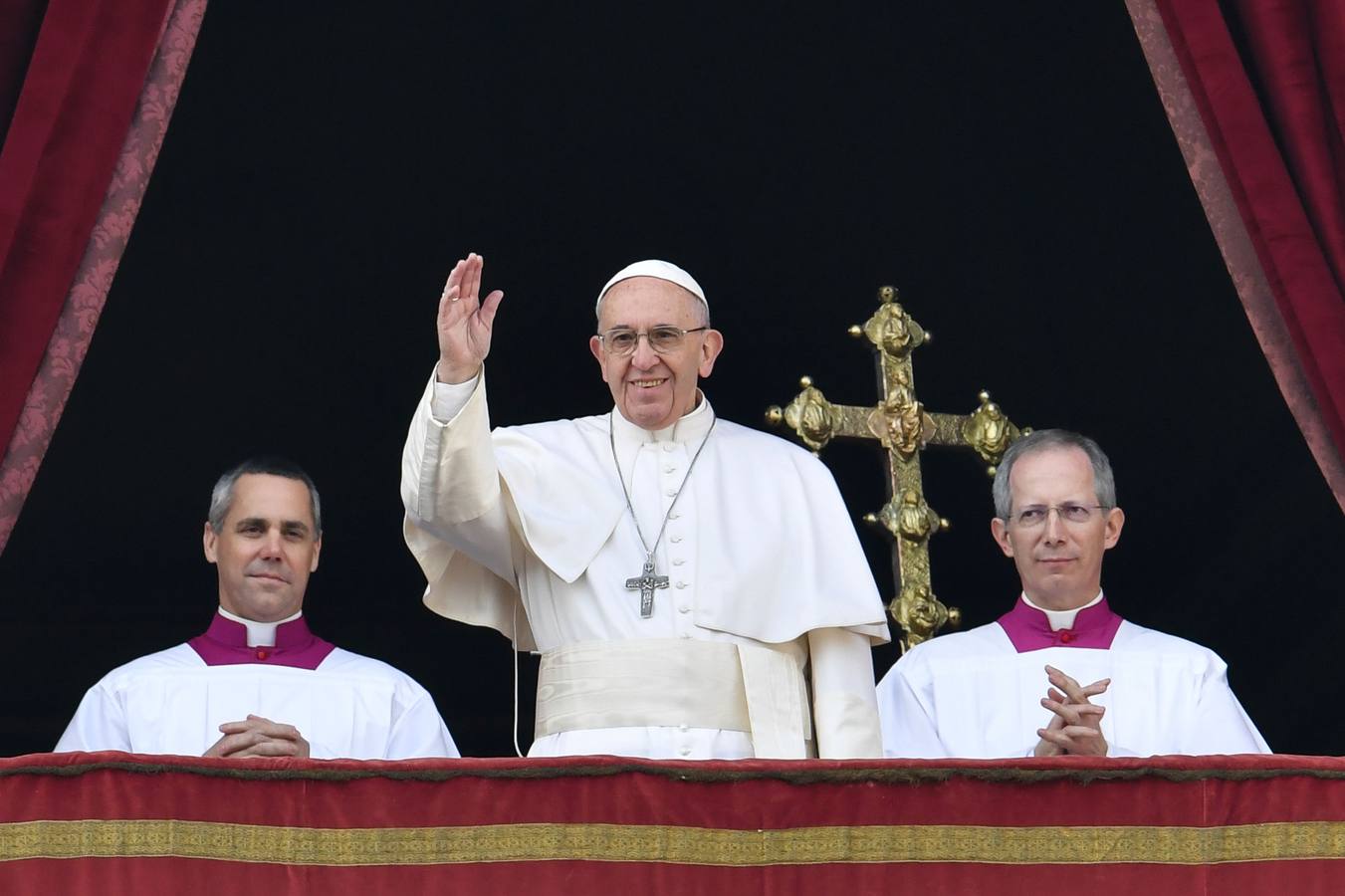 Domingo, 25 de diciembre. El Papa Francisco ofició el tradicional mensaje de Navidad "Urbi et Orbi" a la ciudad y al mundo, el 25 de diciembre de 2016 en la plaza de San Pedro en el Vaticano. Fotografías: Agencias.