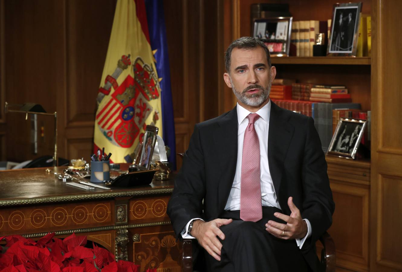 Sábado, 24 de diciembre. El rey Felipe VI pronuncia el tradicional mensaje de Navidad, el tercero desde que relevó a su padre, Juan Carlos. Fotografías: EFE/Angel Díaz