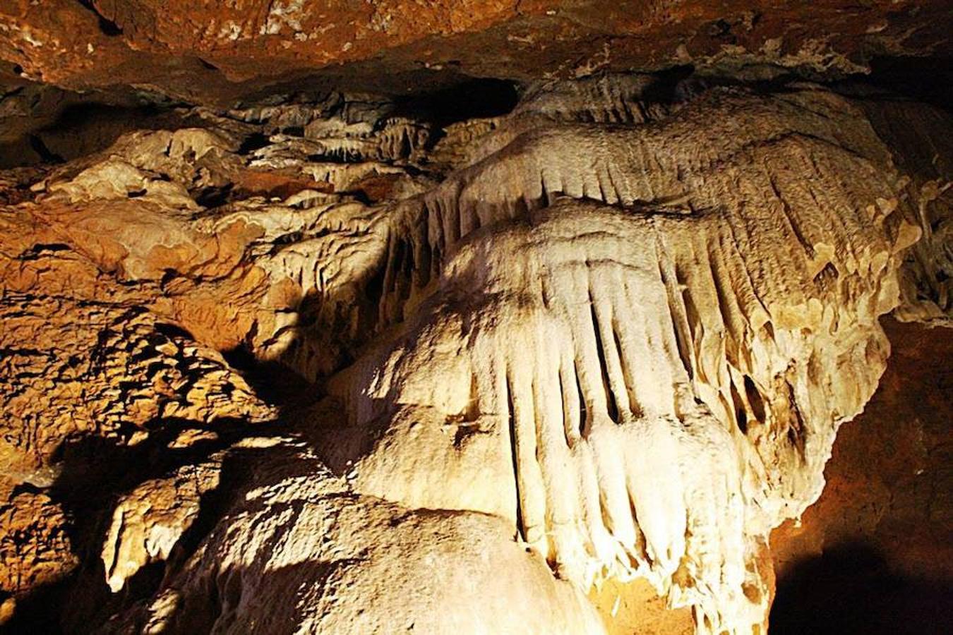 Cuevas de Fuentes de León. Conjunto de cuevas más importante de la región desde el punto de vista geológico.