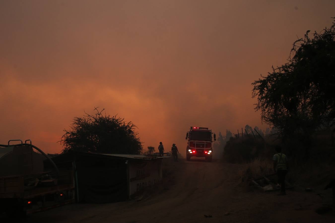 Evacúan a 4.000 personas por el incendio forestal en el sur de Chile