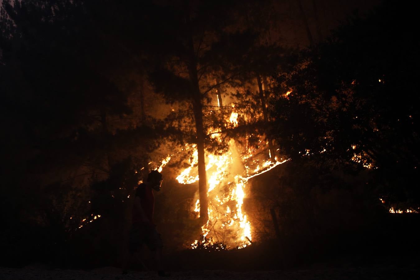 Evacúan a 4.000 personas por el incendio forestal en el sur de Chile