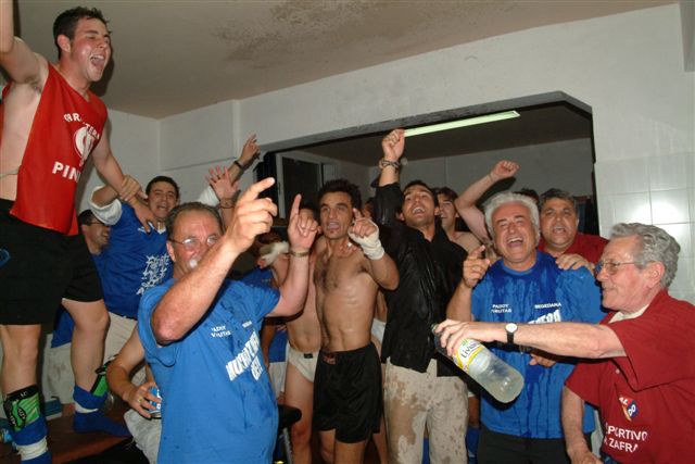 2003. Los jugadores del Díter Zafra celebran el el ascenso a Segunda B tras vencer a La Roda en la liguilla.