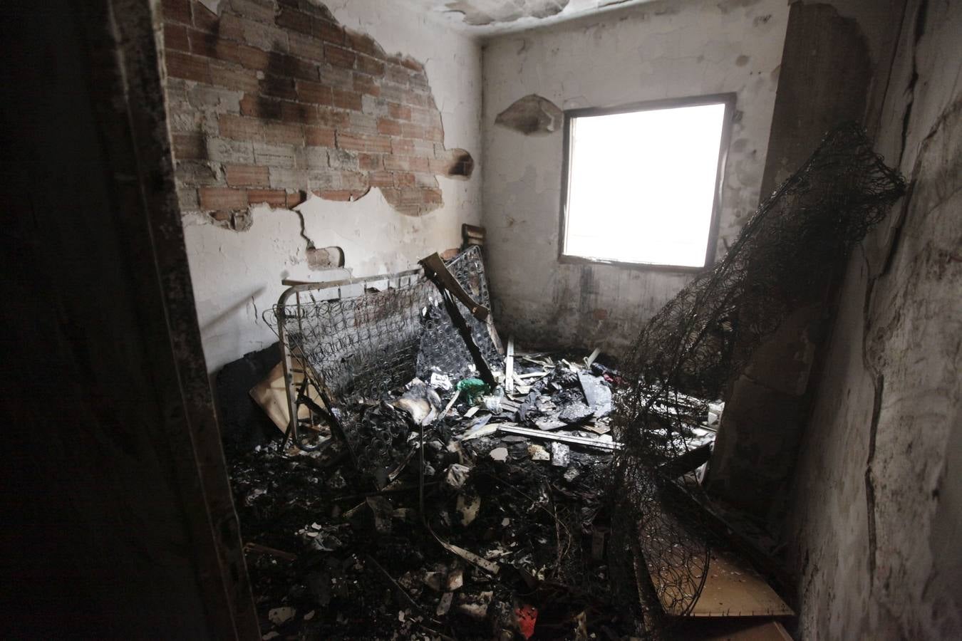 Un herido en el incendio de un piso ocupado por siete personas