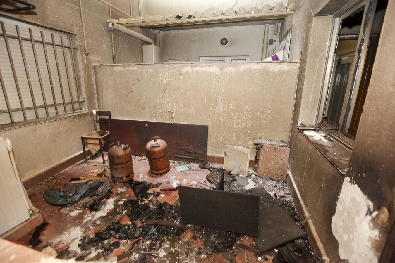 Un herido en el incendio de un piso ocupado por siete personas