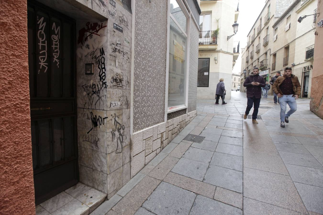 Campaña de limpieza de grafitis en el centro de Cáceres