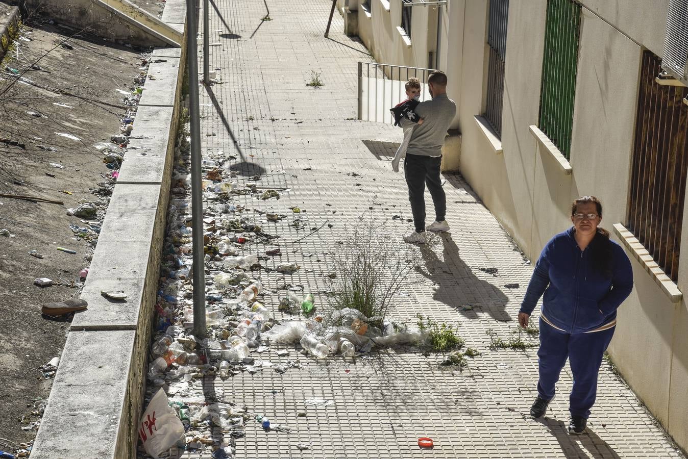 Jueves, 9 de febrero. Una de las familias afectadas del barrio del Gurugú (Badajoz), con dos niños, ha cazado 18 ratas en su casa y no duermen por el ruido que hacen en las paredes. Fotografías: JV Arnelas