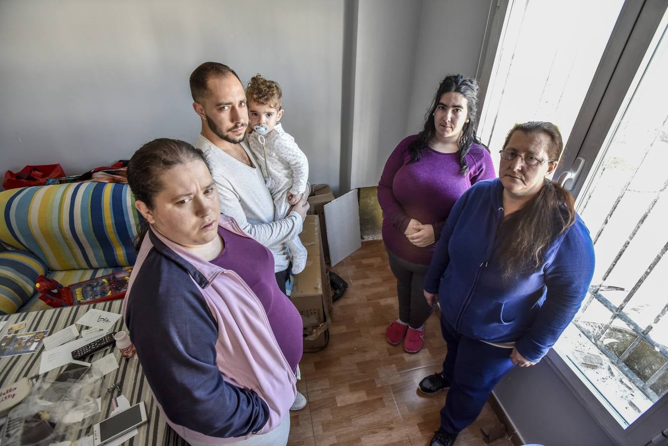 Jueves, 9 de febrero. Una de las familias afectadas del barrio del Gurugú (Badajoz), con dos niños, ha cazado 18 ratas en su casa y no duermen por el ruido que hacen en las paredes. Fotografías: JV Arnelas