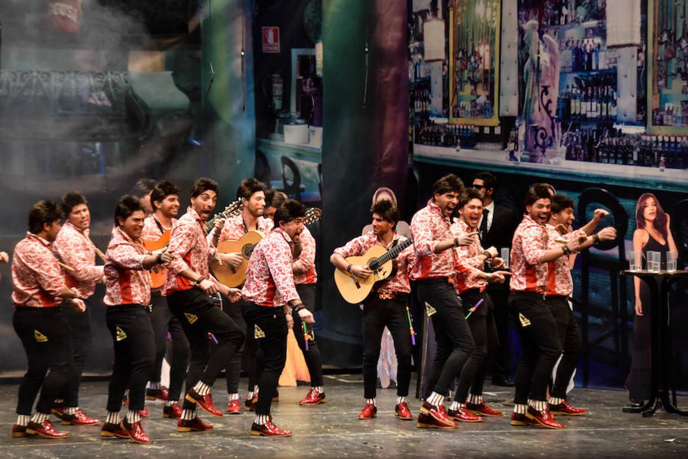 La noche cambio de energía por el ritmo trepidante de Los Camballotas, que este año son unos ligones muy buitres. Desde el momento que salieron bailando, arrancaron carcajadas al público