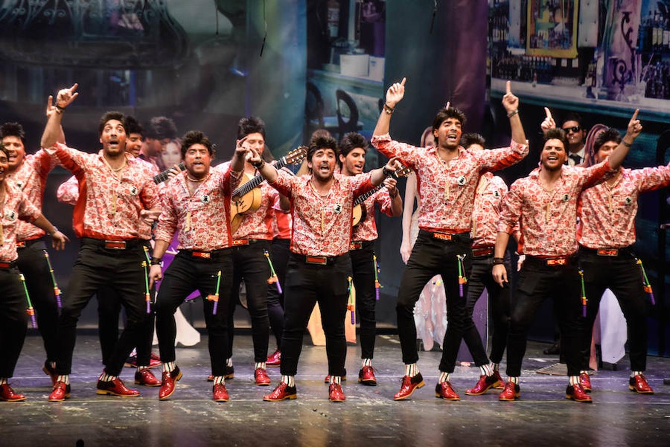 La noche cambio de energía por el ritmo trepidante de Los Camballotas, que este año son unos ligones muy buitres. Desde el momento que salieron bailando, arrancaron carcajadas al público