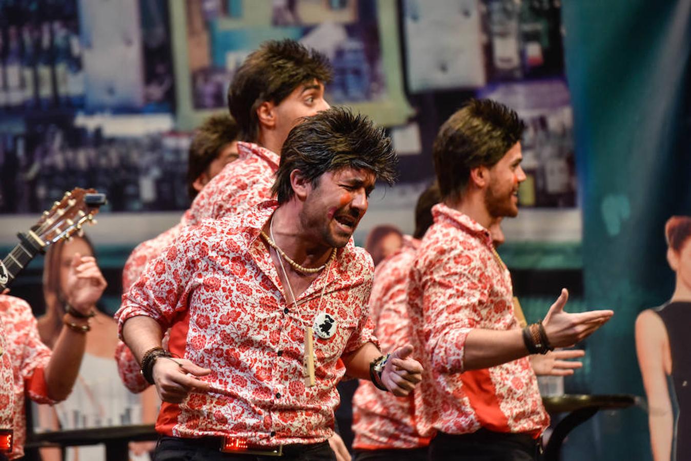 La noche cambio de energía por el ritmo trepidante de Los Camballotas, que este año son unos ligones muy buitres. Desde el momento que salieron bailando, arrancaron carcajadas al público