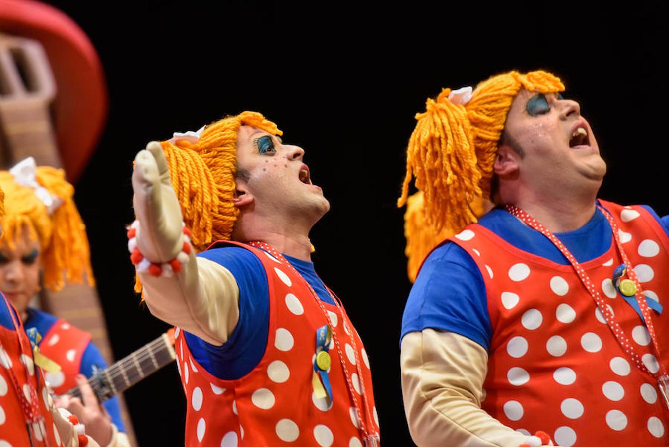 Lo mejor de Los Chalaos es el punto de tener un acordeón en la presentación, la puesta en escena y los toques de actualidad