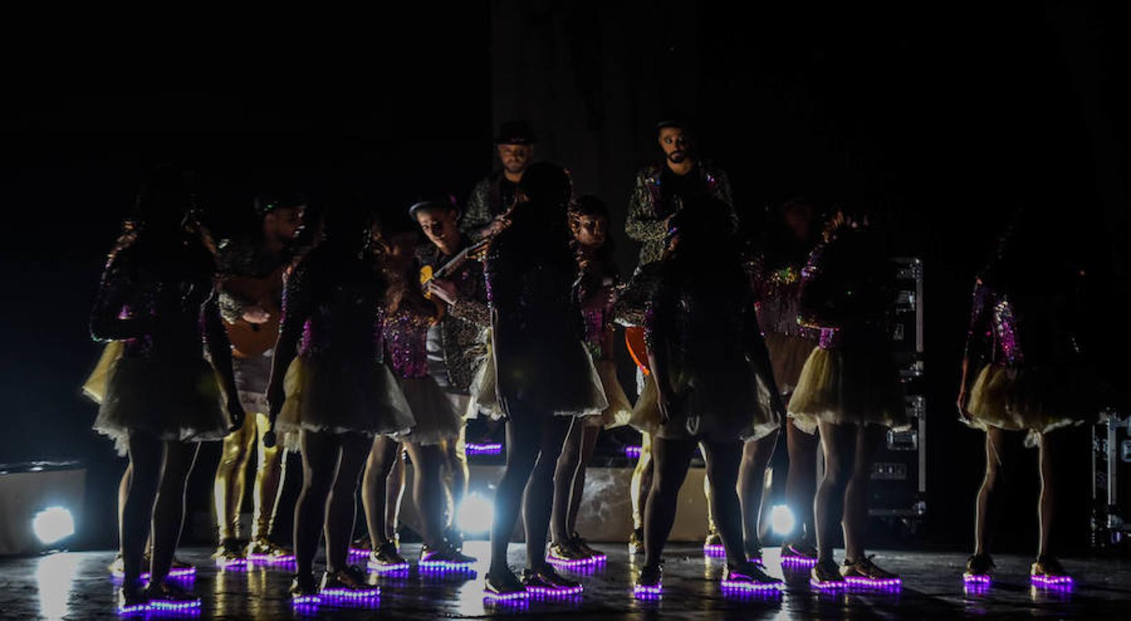 Tiene mucho mérito cantar toda la actuación en falsete imitando la voz de una mujer. Se pierde la fuerza típica de los Water pero es un detalle más de la calidad de esta murga.