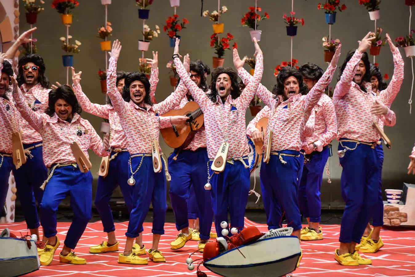 ¡Esa chirigota! Será uno de los gritos de este Carnaval. Yo no salgo fue la primera murga en poner en pie al público del López de Ayala este año