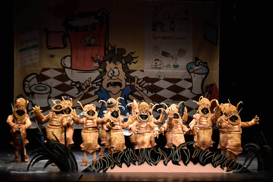 Tuvieron sorpresas como la presentación con música de Los Cobardes de Martínez Ares, un atrevimiento que no pasó desapercibido para los asistentes