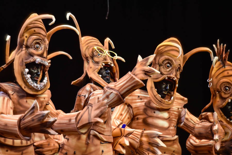 Tuvieron sorpresas como la presentación con música de Los Cobardes de Martínez Ares, un atrevimiento que no pasó desapercibido para los asistentes