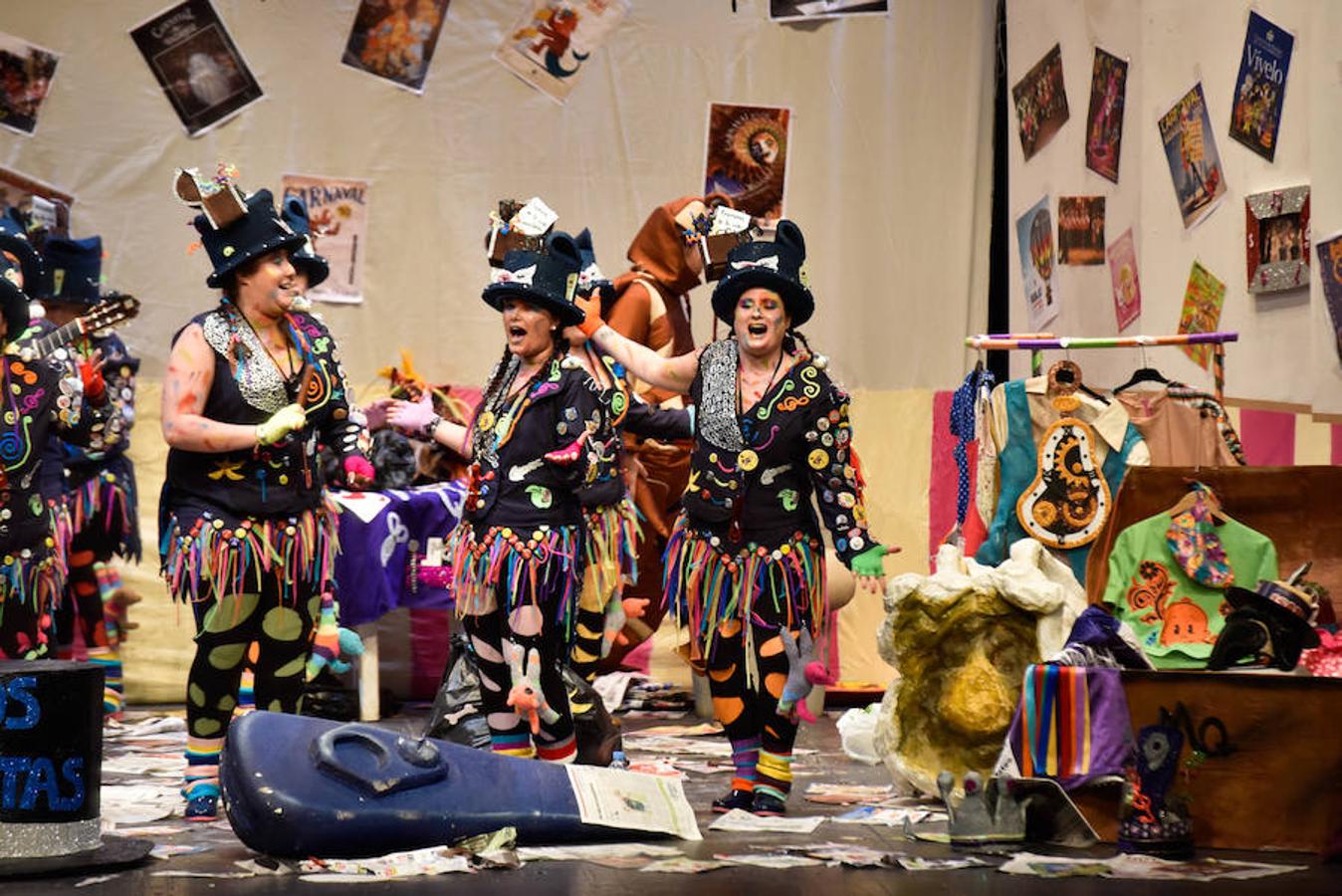 Murguer Queen ha tenido una gran idea, representar un Síndrome de Diógenes carnavalero, un personaje que acumula recuerdos de comparsas y murgas