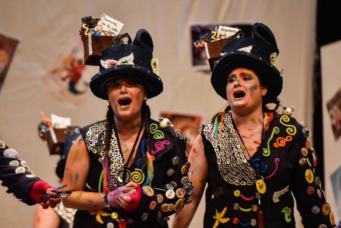 Murguer Queen ha tenido una gran idea, representar un Síndrome de Diógenes carnavalero, un personaje que acumula recuerdos de comparsas y murgas